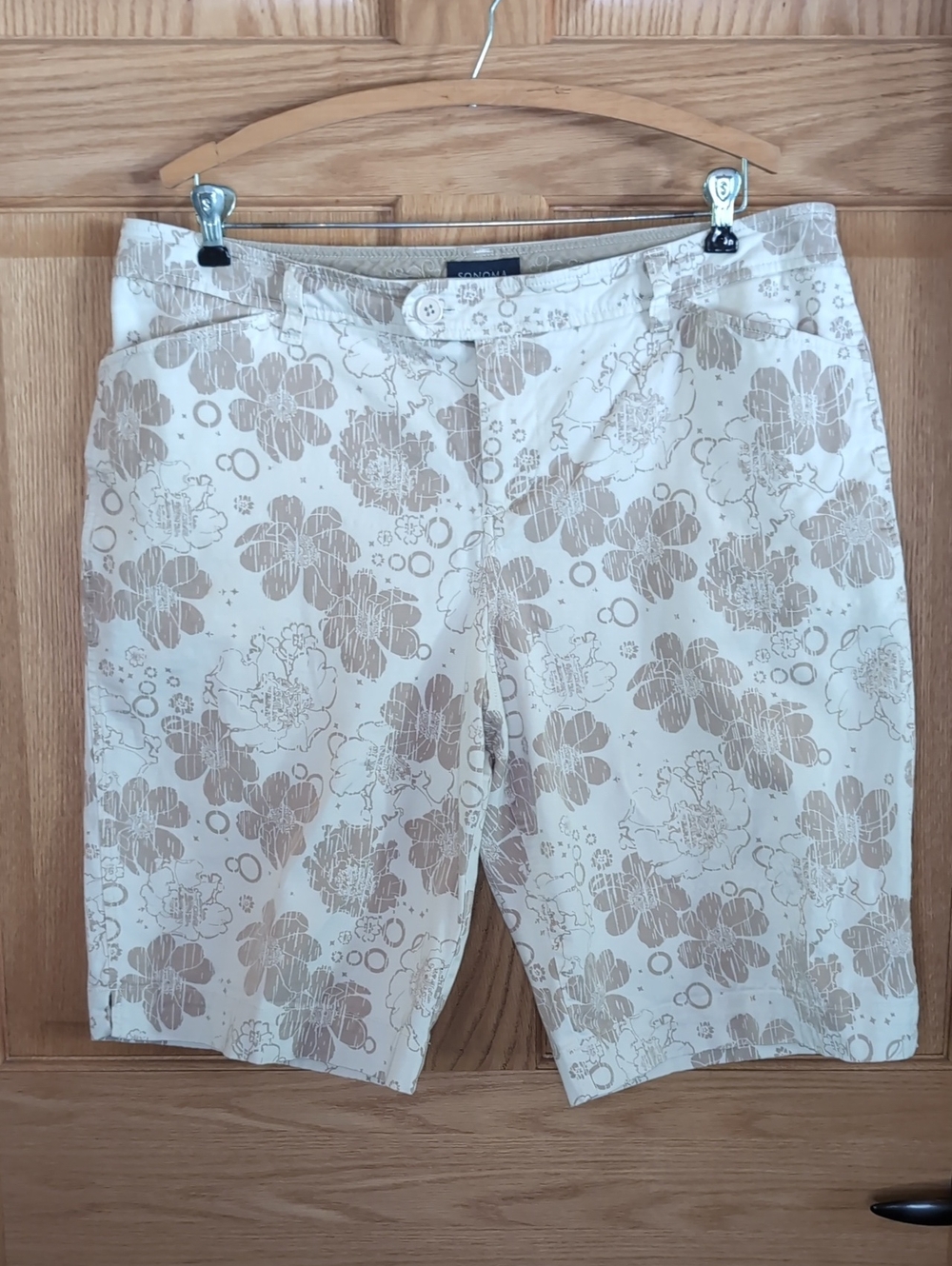 Sz 16 Sonoma Beige and White Floral Bermuda Shorts